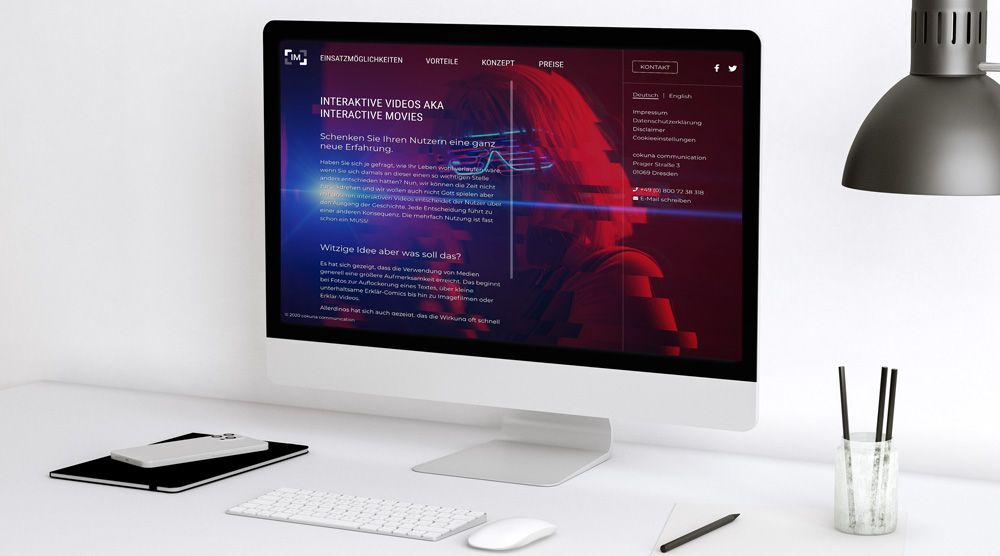 Schreibtisch mit PC mit Website zu interaktiven Videos vor weißen Hintergrund